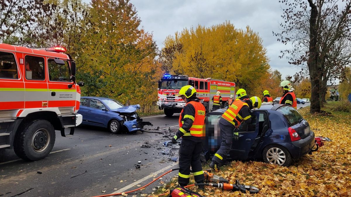 Na Bruntálsku se čelně srazila dvě auta. Dva lidé jsou v kritickém stavu